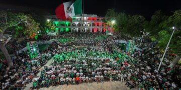 Más de 4 mil capitalinos celebran triunfo de México en el Fut Fest de Chetumal.
