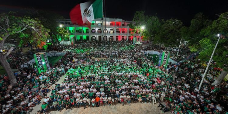 Más de 4 mil capitalinos celebran triunfo de México en el Fut Fest de Chetumal.