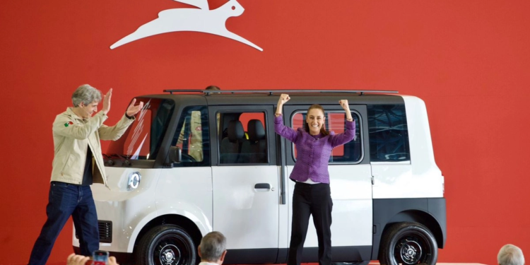 Sheinbaum estrena el Olinia 1, el primer auto eléctrico hecho en México