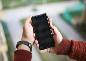 ¿LA TECNOLOGÍA HA BORRADO LOS LÍMITES ENTRE LA VIDA LABORAL Y PERSONAL?