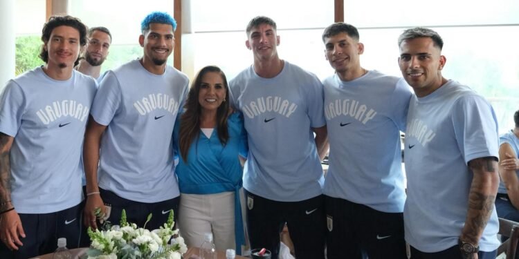 Mara Lezama da la bienvenida a la selección de Uruguay en su campamento mundialista en la Riviera Maya