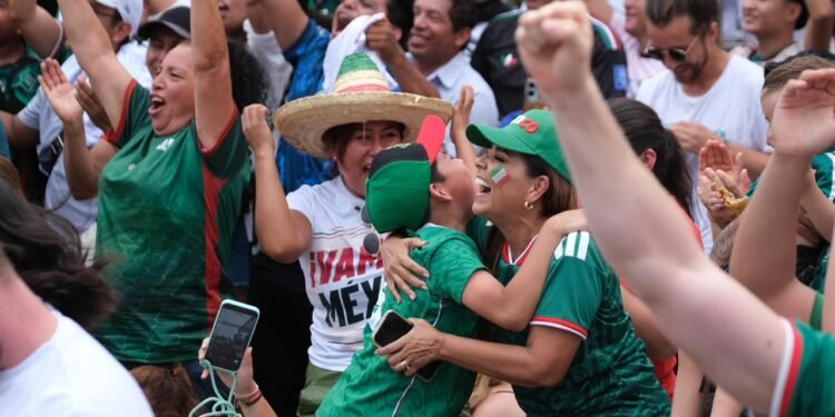 Mara Lezama vive la pasión del Mundial junto a la afición en Malecón Tajamar de Cancún
