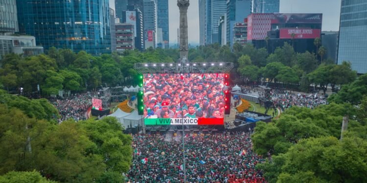 Miles de aficionados llegan al Ángel