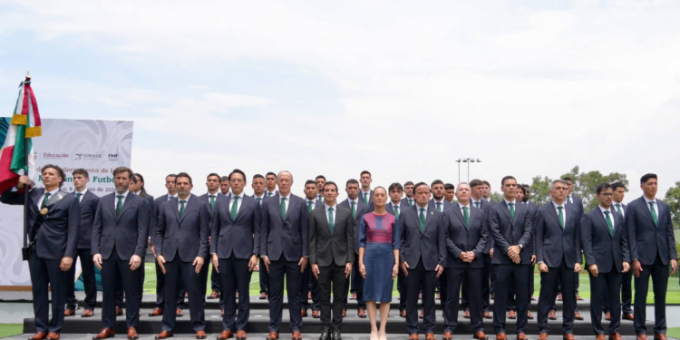Selección Mexicana recibe abanderamiento de la Presidenta de México