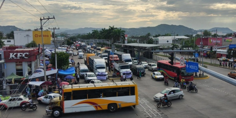 Protestan transportistas en Acapulco en exigencia de seguridad carretera y social
