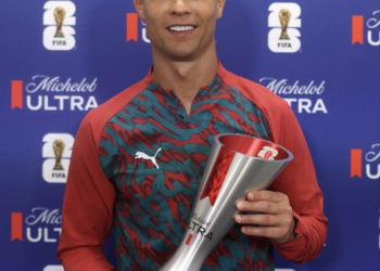 Cristiano Ronaldo lleva de la mano a Portugal ante Uzbekistán