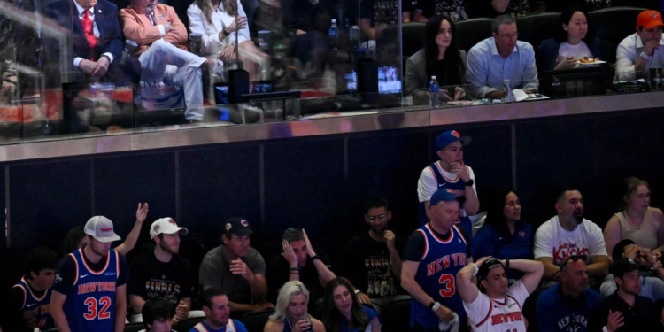 Knicks pierden ante Spurs con la presencia de Trump