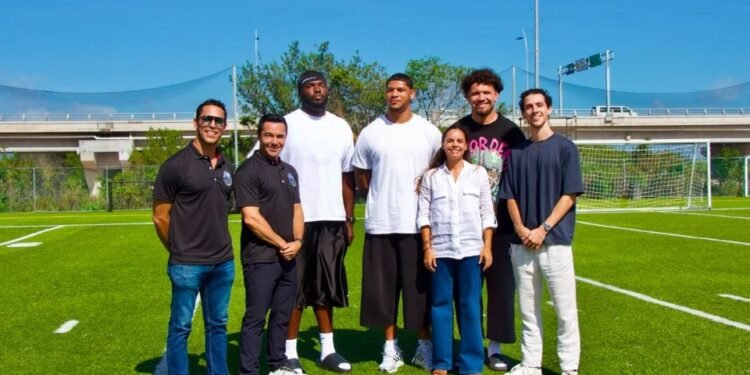 Elijah Arroyo inspira a jóvenes en campamento de fútbol americano en Cancún