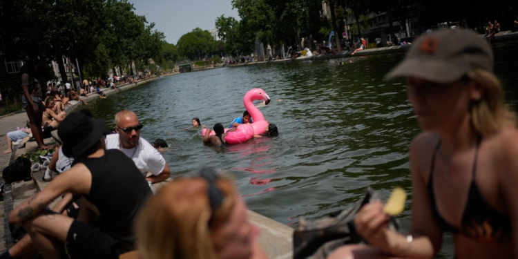 Francia registra 40 muertes por ahogamiento durante ola de calor histórica