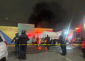 Incendio frente al Mercado de Jamaica moviliza a bomberos y equipos de emergencia