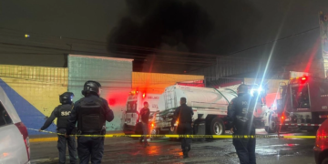 Incendio frente al Mercado de Jamaica moviliza a bomberos y equipos de emergencia