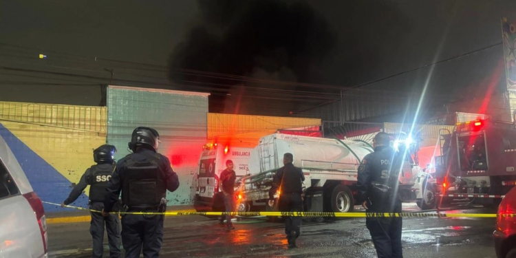 Incendio frente al Mercado de Jamaica moviliza a bomberos y equipos de emergencia
