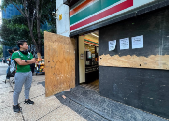 Ni el diluvio frena la pasión en CDMX: sigue fiesta por Mundial 2026 en avenida Juárez