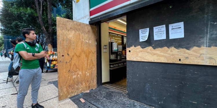 Ni el diluvio frena la pasión en CDMX: sigue fiesta por Mundial 2026 en avenida Juárez