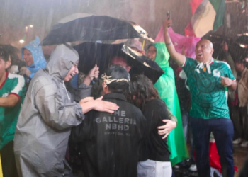 Ni el diluvio frena la pasión en CDMX: sigue fiesta por Mundial 2026 en avenida Juárez
