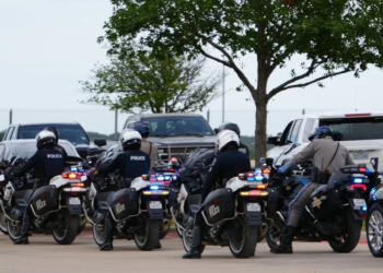 Tiroteo en Texas dejó un muerto y 10 heridos; el agresor se atrincheró en un edificio