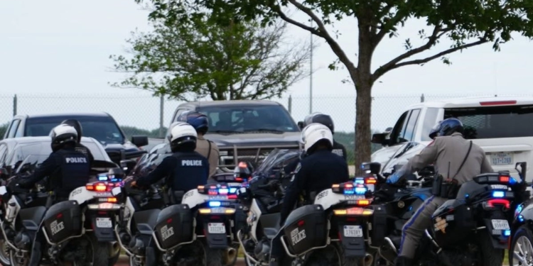 Tiroteo en Texas dejó un muerto y 10 heridos; el agresor se atrincheró en un edificio