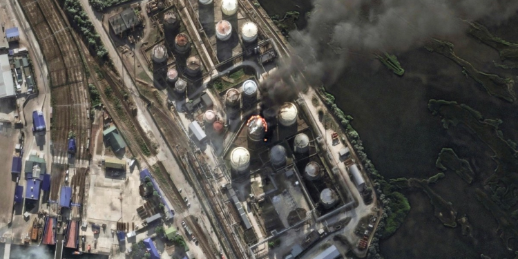 Drones ucranios impactaron dos refinerías rusas durante la madrugada