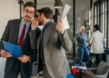 ¿Qué hacer si eres víctima de un chisme en el trabajo?
