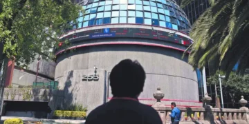 Bolsa mexicana cae levemente; acciones de Alsea lideran las pérdidas