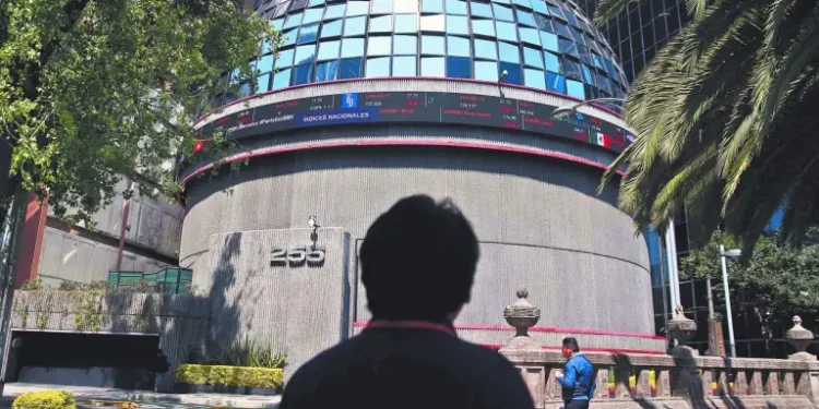 Bolsa mexicana cae levemente; acciones de Alsea lideran las pérdidas
