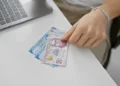 ¿Más sueldo o prestaciones? La cuenta que debes hacer para saber si tus ingresos alcanzan Trabajar por honorarios o como asalariado depende tanto de cálculos económicos como de certidumbre: ¿qué opción da más ingresos y tranquilidad?