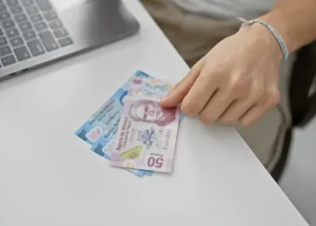 ¿Más sueldo o prestaciones? La cuenta que debes hacer para saber si tus ingresos alcanzan Trabajar por honorarios o como asalariado depende tanto de cálculos económicos como de certidumbre: ¿qué opción da más ingresos y tranquilidad?