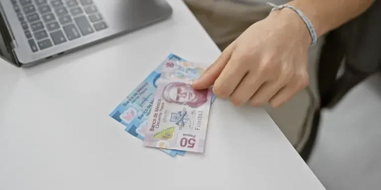 ¿Más sueldo o prestaciones? La cuenta que debes hacer para saber si tus ingresos alcanzan Trabajar por honorarios o como asalariado depende tanto de cálculos económicos como de certidumbre: ¿qué opción da más ingresos y tranquilidad?