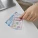¿Más sueldo o prestaciones? La cuenta que debes hacer para saber si tus ingresos alcanzan Trabajar por honorarios o como asalariado depende tanto de cálculos económicos como de certidumbre: ¿qué opción da más ingresos y tranquilidad?