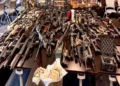 Embajador Johnson anuncia confiscación de 138 armas que pretendían llegar a México desde EU