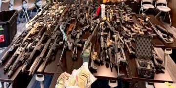 Embajador Johnson anuncia confiscación de 138 armas que pretendían llegar a México desde EU