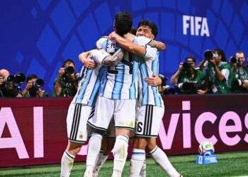 Argentina remonta en un dramático partido contra Egipto y avanza a cuartos de final
