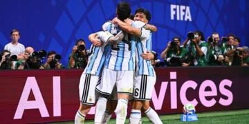 Argentina remonta en un dramático partido contra Egipto y avanza a cuartos de final