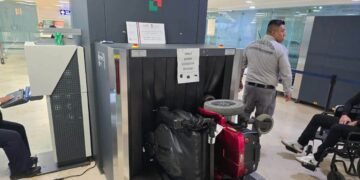 Decomisan 12 kilos de estupefacientes ocultos en una silla de ruedas en el Aeropuerto de Cancún