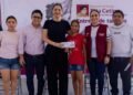 Estefanía Mercado acompaña la entrega de tarjetas de la beca “Rita Cetina”