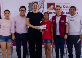 Estefanía Mercado acompaña la entrega de tarjetas de la beca “Rita Cetina”