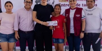 Estefanía Mercado acompaña la entrega de tarjetas de la beca “Rita Cetina”