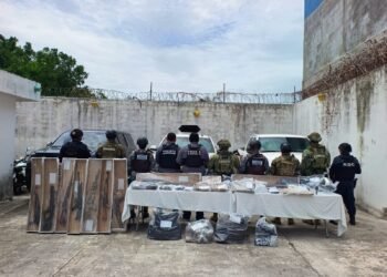 Golpe al crimen en Bacalar, aseguran tres camionetas con presuntas drogas y armas de fuego