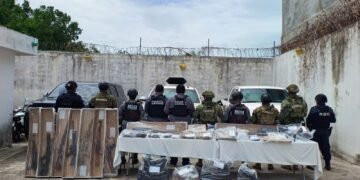 Golpe al crimen en Bacalar, aseguran tres camionetas con presuntas drogas y armas de fuego