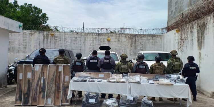 Golpe al crimen en Bacalar, aseguran tres camionetas con presuntas drogas y armas de fuego
