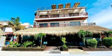 CIERRA HOTEL EMBLEMÁTICO DE MAHAHUAL POR CRISIS DEL SARGAZO