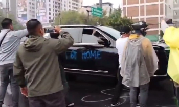 Asamblea Antimundialista vandaliza camioneta de Cuauhtémoc Blanco cuando se dirigía al México vs Inglaterra