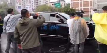Asamblea Antimundialista vandaliza camioneta de Cuauhtémoc Blanco cuando se dirigía al México vs Inglaterra