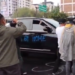 Asamblea Antimundialista vandaliza camioneta de Cuauhtémoc Blanco cuando se dirigía al México vs Inglaterra