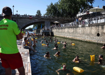 París reabre el Sena para bañistas por ola de calor en Europa