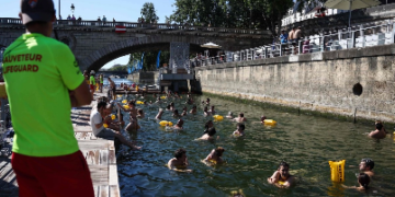 París reabre el Sena para bañistas por ola de calor en Europa