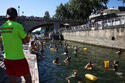 París reabre el Sena para bañistas por ola de calor en Europa