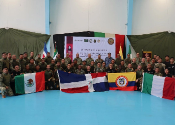 Paracaidistas militares imponen en Acapulco récord internacional con salto desde 18 mil pies