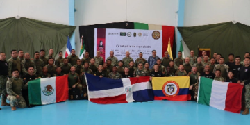 Paracaidistas militares imponen en Acapulco récord internacional con salto desde 18 mil pies