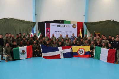 Paracaidistas militares imponen en Acapulco récord internacional con salto desde 18 mil pies